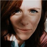 Insegnante di canto, diplomata in canto. A casa o in scuole di musica privata